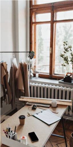 Vista de un espacio de trabajo luminoso y ordenado, con elementos de diseño y herramientas de trabajo, que podría pertenecer a un psicólogo creativo en Tres Cantos, enfatizando un entorno inspirador para la práctica terapéutica.