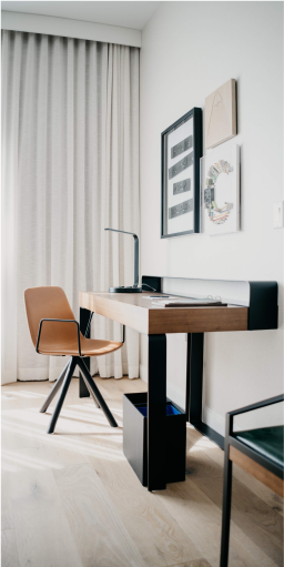 Imagen de un escritorio minimalista y elegante en una oficina de psicología en Tres Cantos, con decoración moderna que proporciona un espacio tranquilo y enfocado para la consulta psicológica.