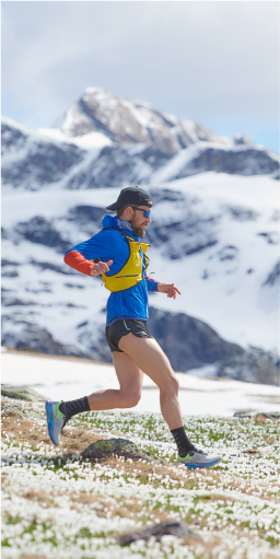 Corredor de trail enfrentando el terreno montañoso, simbolizando la fortaleza mental y física cultivada a través del entrenamiento y el apoyo psicológico para atletas en Tres Cantos.